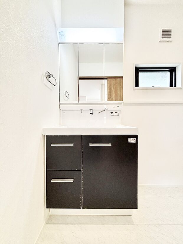 収納力と機能性に優れた洗面化粧台