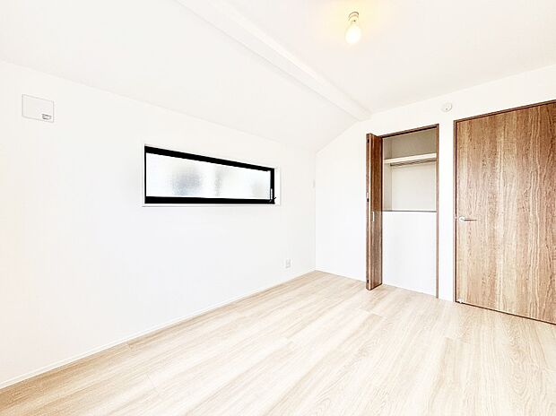 やさしい光がさしこむ居室はしっかり収納付き