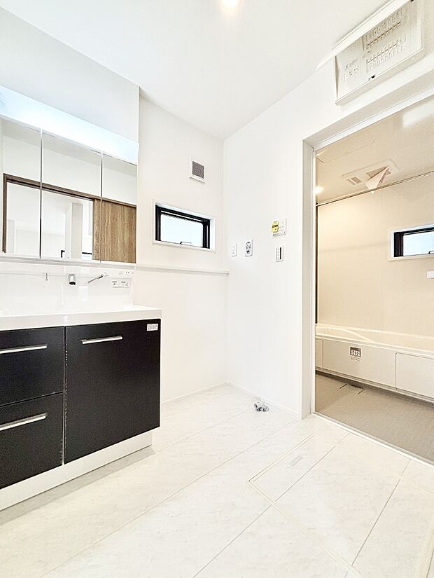 キッチンとの動線を考慮した水廻り集中設計で忙しい時間の家事もラクラク