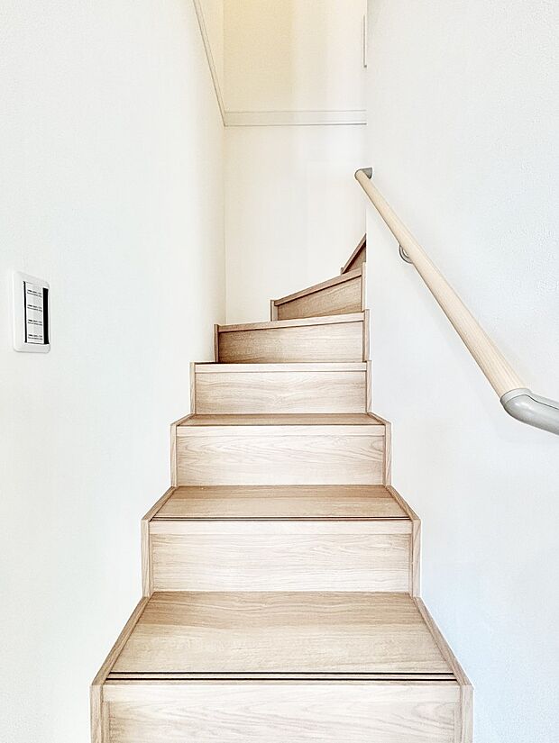 階段は手すり付きなので小さなお子さまやご高齢の方も安心です