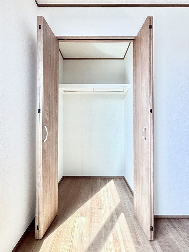 洋室のクローゼット。奥行きがあるので厚手の衣類もすっきり収まります。