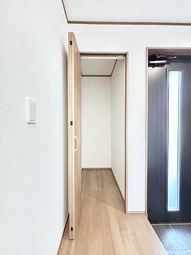 玄関ホール収納です。掃除道具やお出かけ用グッズの収納に便利です。