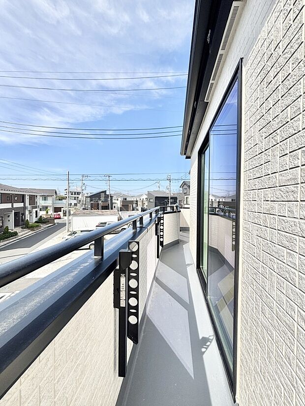 暖かな陽光が降り注ぐバルコニーはお洗濯におすすめ。爽やかな風も心地よいです。