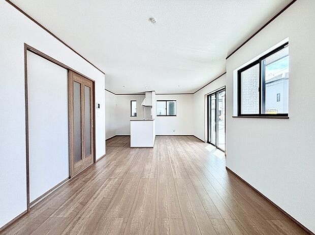 明るい陽光が注ぎ、寛ぎの雰囲気に満たされるダイニング。