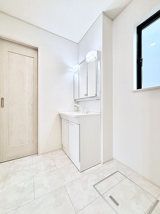 明るい洗面所は毎朝の身支度も楽しくできちゃいそうです。