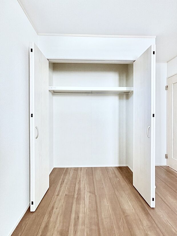 洋室のクローゼット。奥行きがあるので厚手の衣類もすっきり収まります。