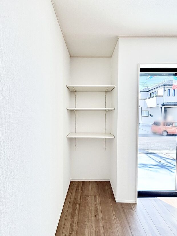 リビング収納。ここに収納があると物が集まるLDKがスッキリ片付きそうですね。