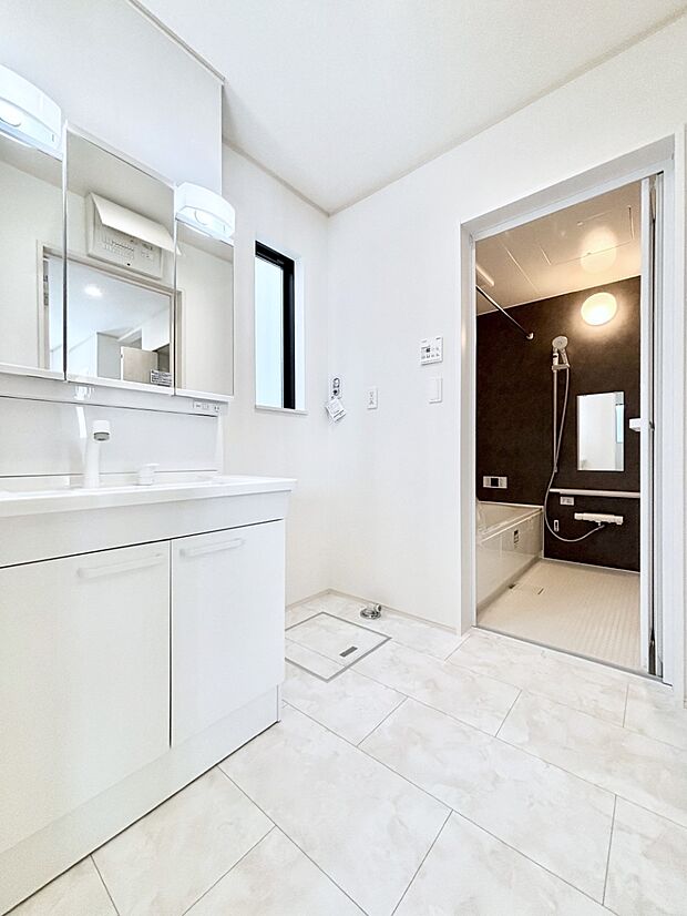 清潔感ある洗面化粧室で朝の身支度も快適