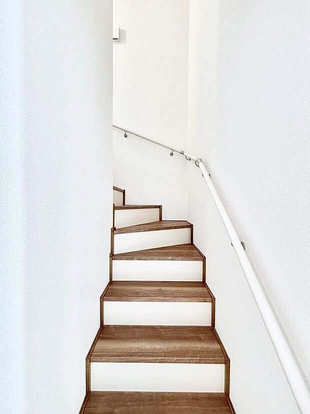 安全性を考慮し階段には手すりを設置しています