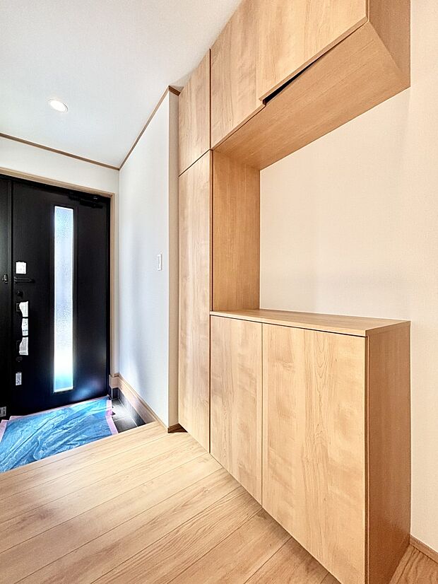 飾り棚を利用して、お越しいただくお客様をおもてなしできます。