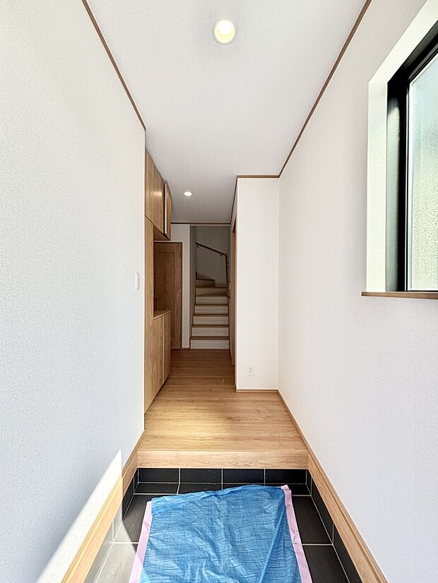 明るい玄関はお客様をお出迎えするのにぴったりです!