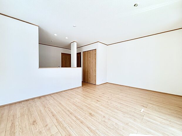 ナチュラルテイストの優しく柔らかい色使いのフローリングが素敵なリビングですね。