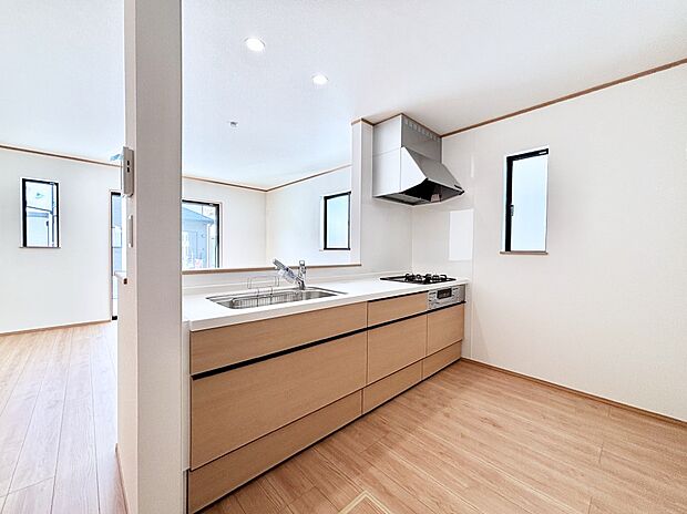 爽やかな風が通り抜けるキッチン。窓があるので明るく換気にも役立ちます。