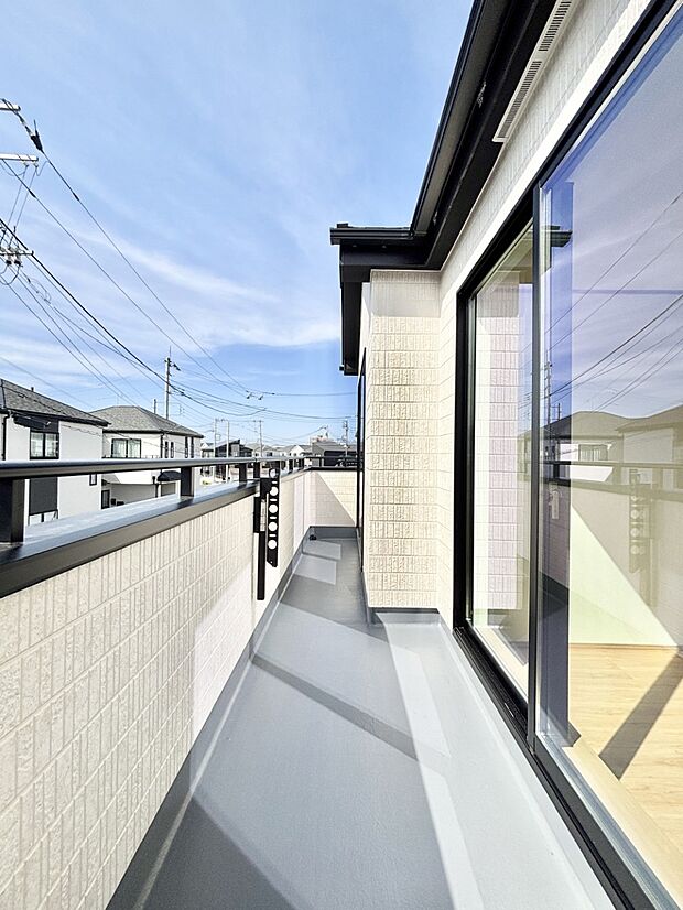 暖かな陽光が降り注ぐバルコニーはお洗濯におすすめ。爽やかな風も心地よいです。