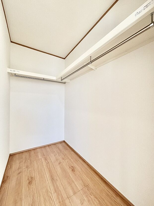 ウォークインクローゼット付きで生活空間を広く利用できます。