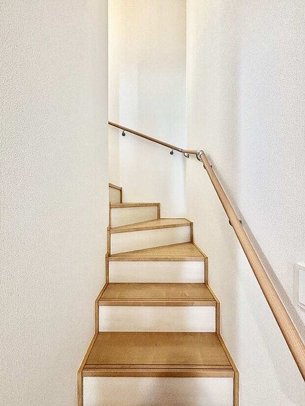 安全性を考慮し階段には手すりを設置しています