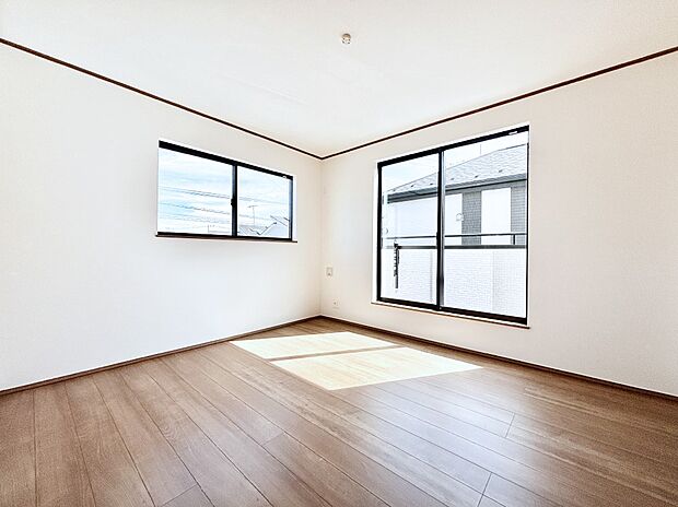 バルコニーが開放感をプラスしてくれる洋室