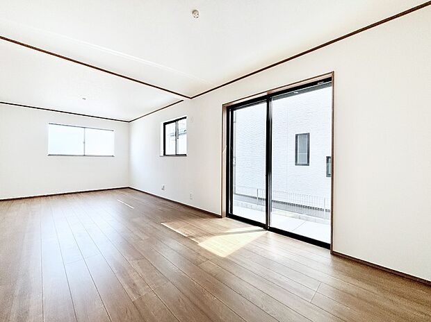 日当たりの良いリビング。お気に入りのグリーンを飾れば更に心地よさがアップ!