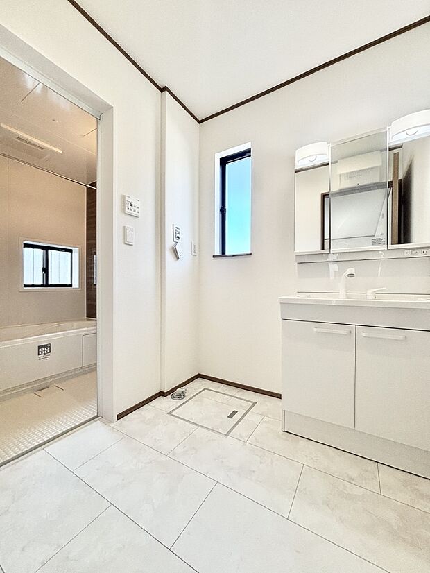 小窓がついているので湿気の多い場所でも換気が十分行えます。毎日の身支度を気持ち良く!