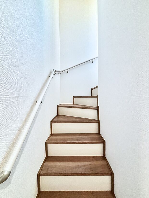 安全性を考慮し階段には手すりを設置しています