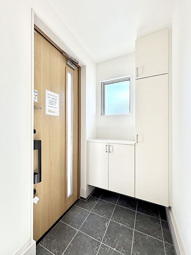 明るい玄関はお客様をお出迎えするのにぴったりです！ 