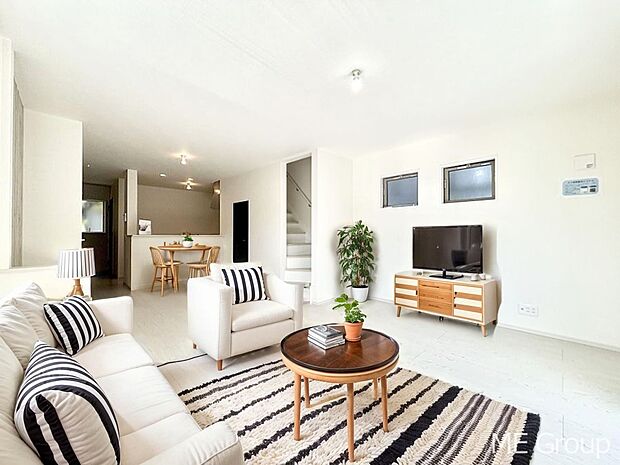 ご家族の賑やかな話し声で包まれる明るいリビング ※家具はCGです