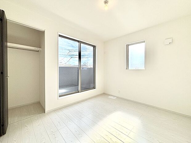 窓からのやさしい光が心地よいプライベートルーム