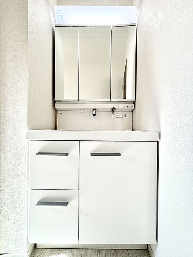 大きく見やすい三面鏡で清潔感ある洗面台は、身だしなみチェックや肌のお手入れにおすすめです。