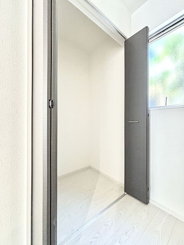 キッチンにはパントリー！食材のストックはもちろん、日用品の収納など使い方はいろいろ！