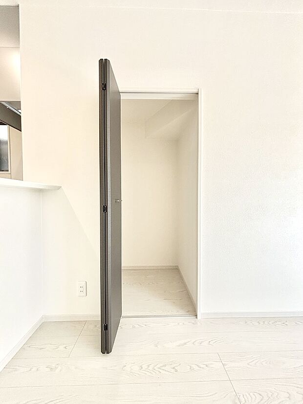 リビング収納。ここに収納があると物が集まるLDKがスッキリ片付きそうですね。  