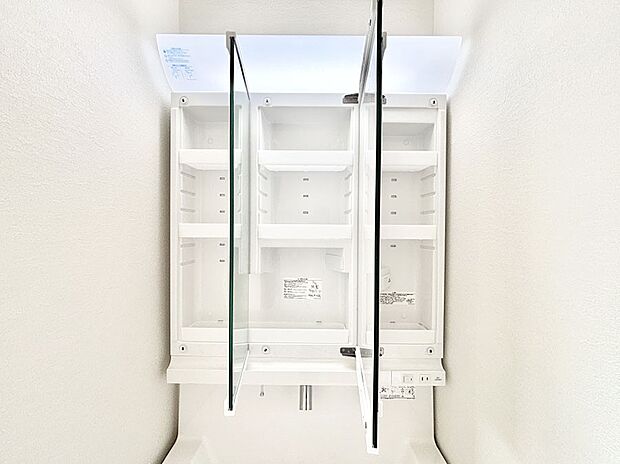 三面鏡の裏に、化粧品や衛生用品などを収納可能。洗面台をすっきりと保ちます！