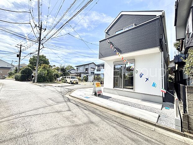 前面道路はきちんと整備されています  