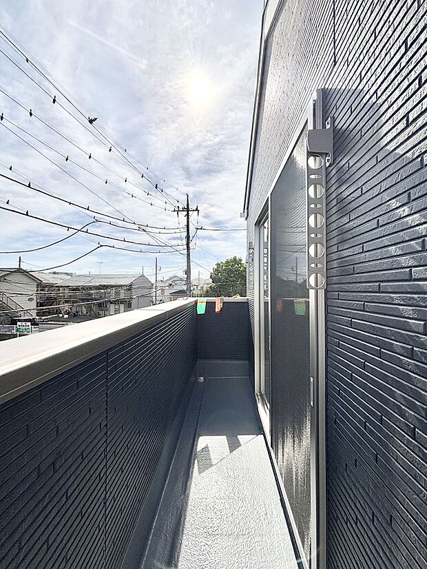 暖かな陽光が降り注ぐバルコニーはお洗濯におすすめ。爽やかな風も心地よいです。