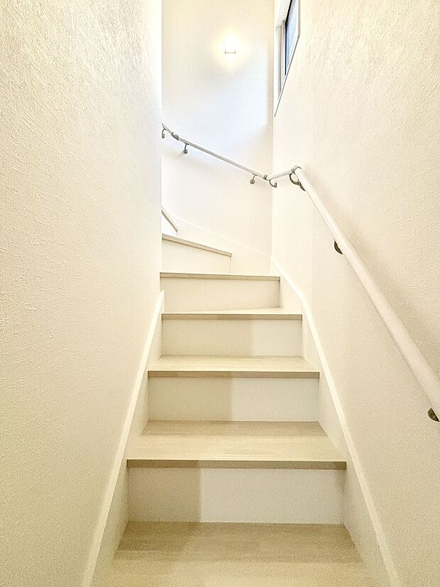 階段は手すり付きなので小さなお子さまやご高齢の方も安心です