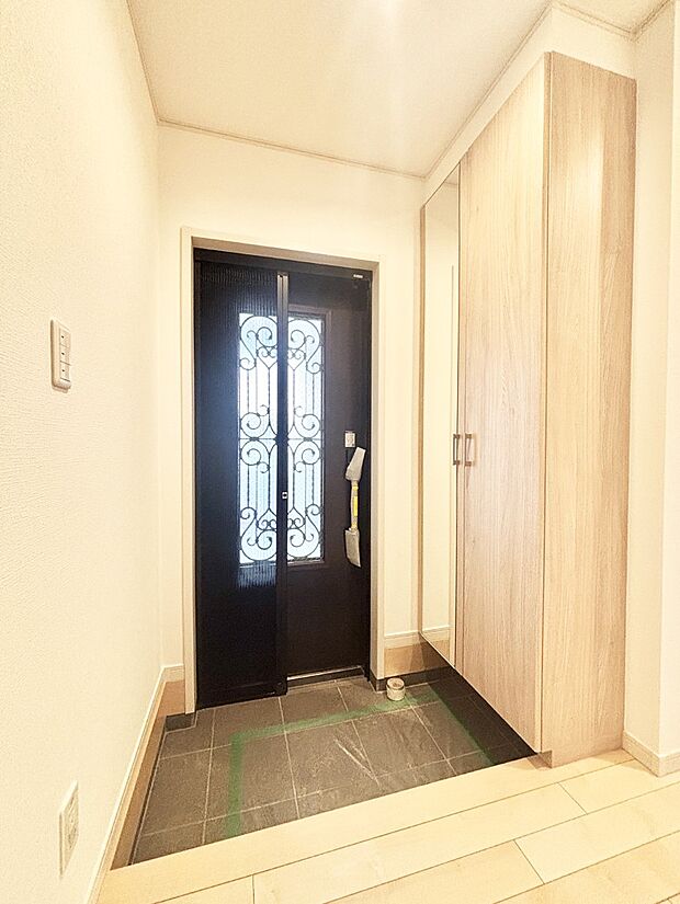 明るい陽光を感じられる玄関