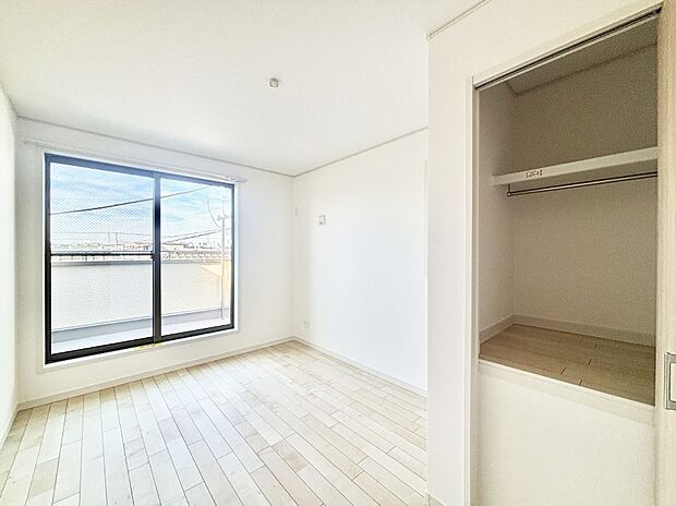 バルコニーが開放感をプラスしてくれる洋室