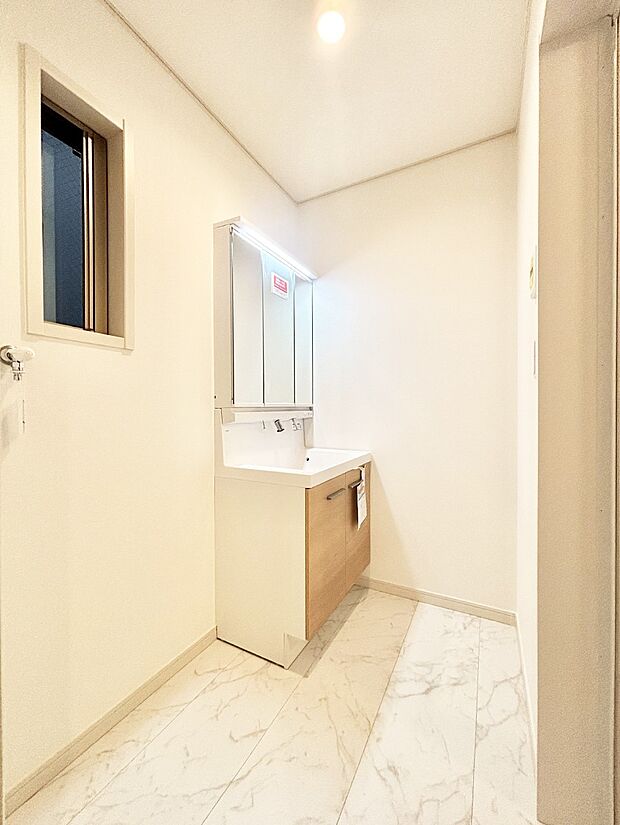 清潔感ある洗面化粧室で朝の身支度も快適