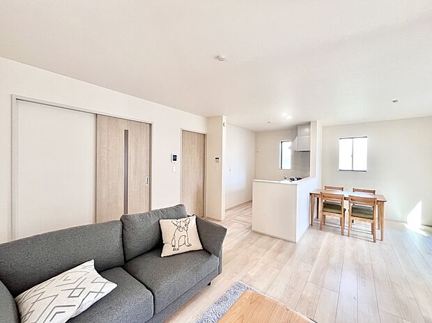 家族団らんの時間も増えそうなくつろぎのリビングダイニング。   