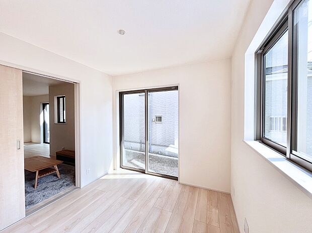 リビングの隣にある洋室。扉を開放して広く利用することも可能です。