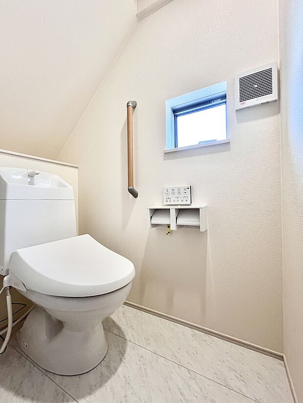 換気用小窓があり、明るく清潔な空間です。 