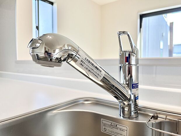 いつでも清潔なおいしいお水を。一つの水栓で水道水と浄水を使い分け。