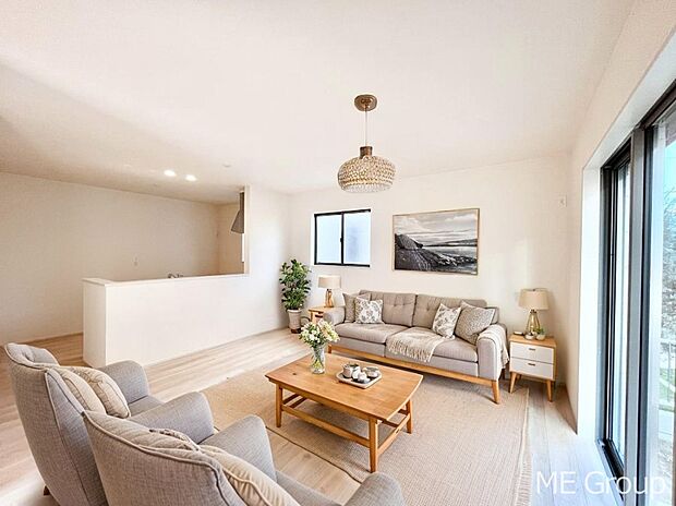 ご家族の賑やかな話し声で包まれる明るいリビング  ※家具はCGです