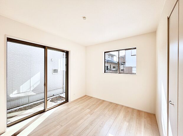 リビング横の洋室は引き戸を開ければリビングと一体に。閉じれば独立した洋室に。