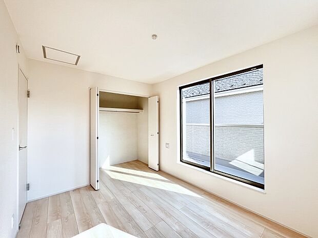 明るいバルコニーサイドに洋室を設置。目覚めの良い寝室に。 