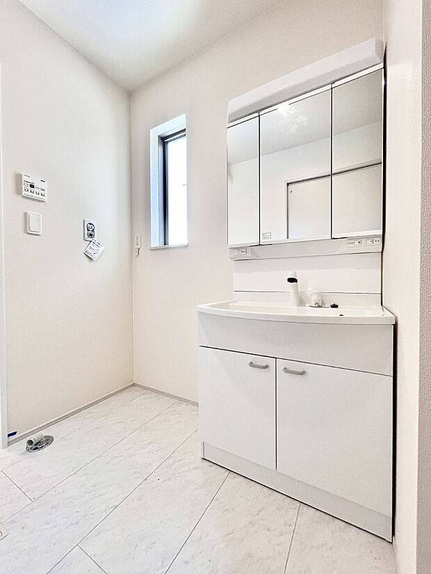 小窓がついているので湿気の多い場所でも換気が十分行えます。毎日の身支度を気持ち良く！