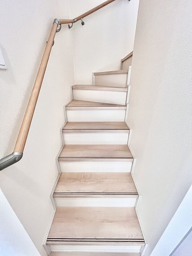 安全性を考慮し階段には手すりを設置しています