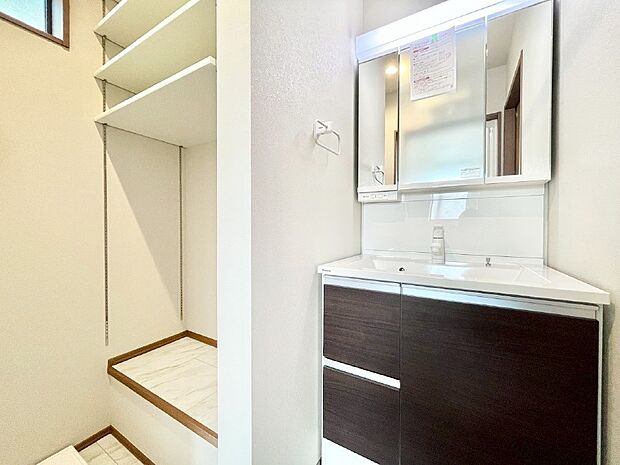 清潔感ある洗面化粧室で朝の身支度も快適  