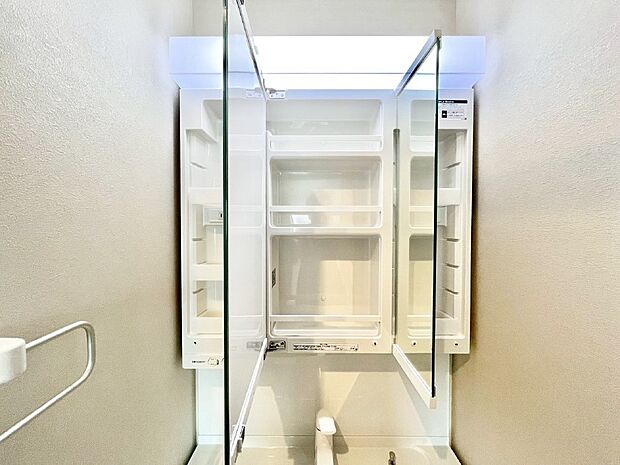 三面鏡の裏に、化粧品や衛生用品などを収納可能。洗面台をすっきりと保ちます！  