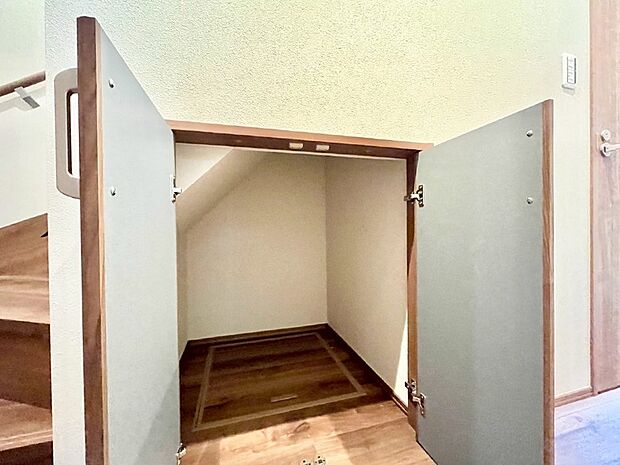 階段下スペースには非常時に備え水や食料品や防災グッズなどを収納できます。