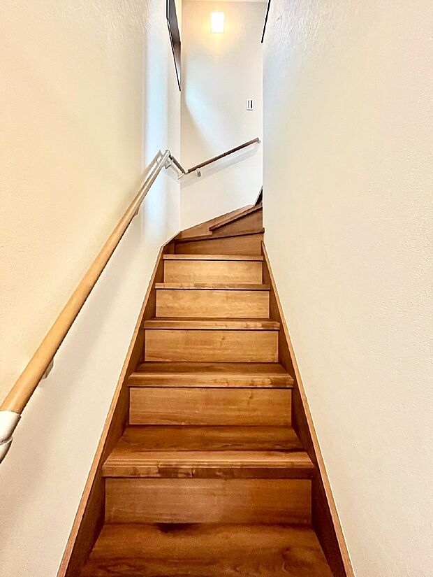 安全性を考慮し階段には手すりを設置しています